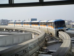 東京モノレール 羽田空港国際線ターミナル駅に入線