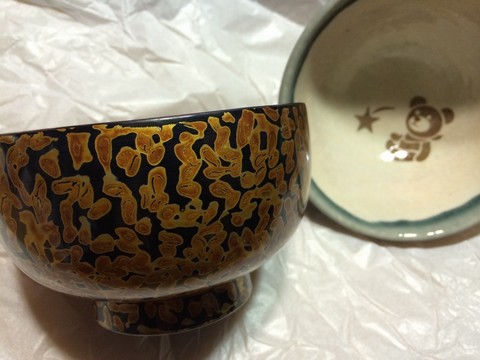 左側が今回購入した漆器。右側は岐阜県不動窯の飯碗