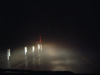 金精峠へと向かう国道１２０号線の霧に埋もれた道路