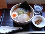 ６５０円のラーメン。意外とうまい。普段、ちょうこってりの天下一品になれているせいかあっさりスープがすごく新鮮だった。
