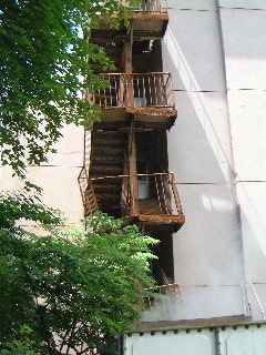 鳴子神社となりのなぞの廃屋（？）腐った非常階段が怖い。