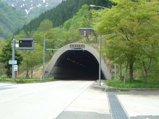 大峠トンネル。全長３９４０メートル、１９９２年８月完成。写真は山形県側より。