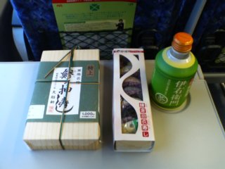 逗子駅で購入した鯵の押し寿司と鎌倉羽衣寿司