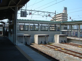 会津若松駅ホームの車止めと中心に見えるのはライブカメラ