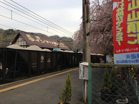 長瀞駅を通過する貨物列車