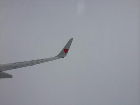 雲の中を飛ぶ飛行機