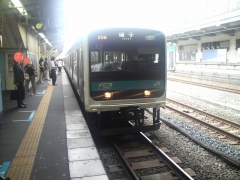 大森駅に停車する京浜東北線の電車